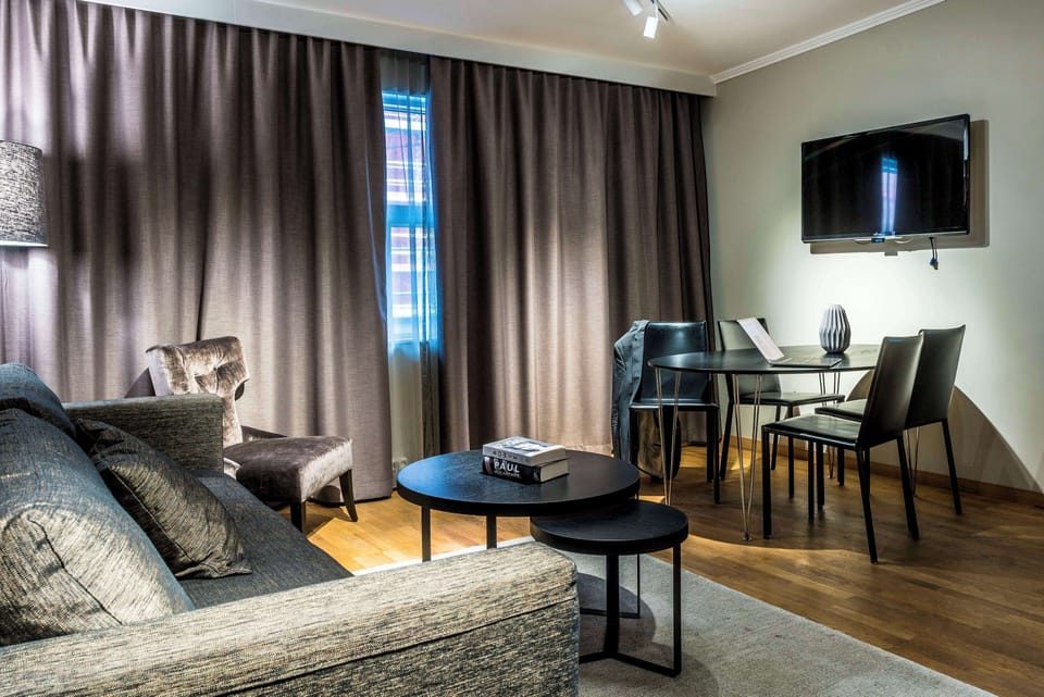 Suite | Desk, soundproofing, iron/ironing board, free cribs/infant beds