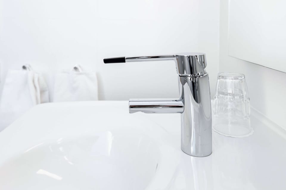 Superior Twin Room | Bathroom | Free toiletries, towels