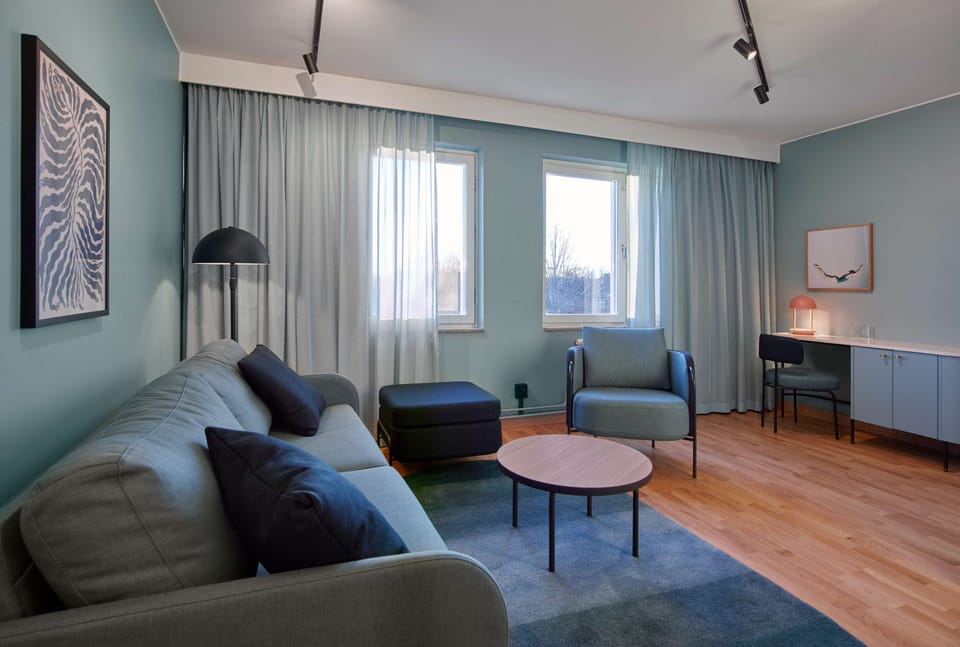 Junior Suite, 1 Bedroom | Desk, WiFi (free), bed sheets
