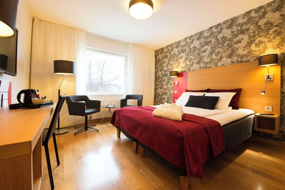 Room, 1 Queen Bed | In-room safe, desk, iron/ironing board (on request), WiFi (free)