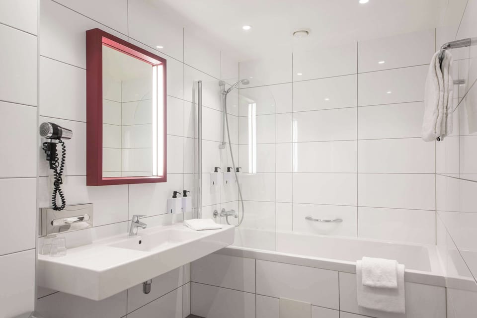 Junior Suite | Bathroom | Shower, hair dryer, towels