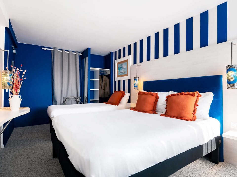 Premium bedding, desk, soundproofing, free WiFi