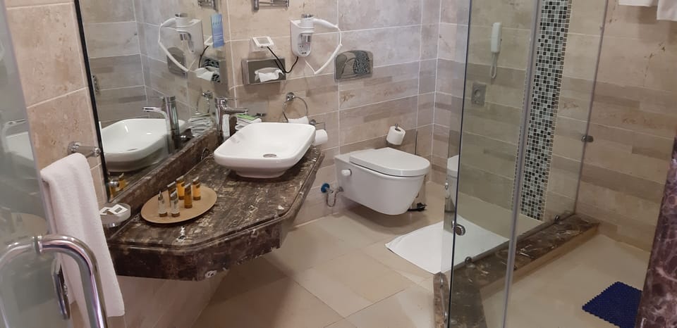 Deluxe Family Beach Front View | Bathroom | Shower, free toiletries, hair dryer, towels