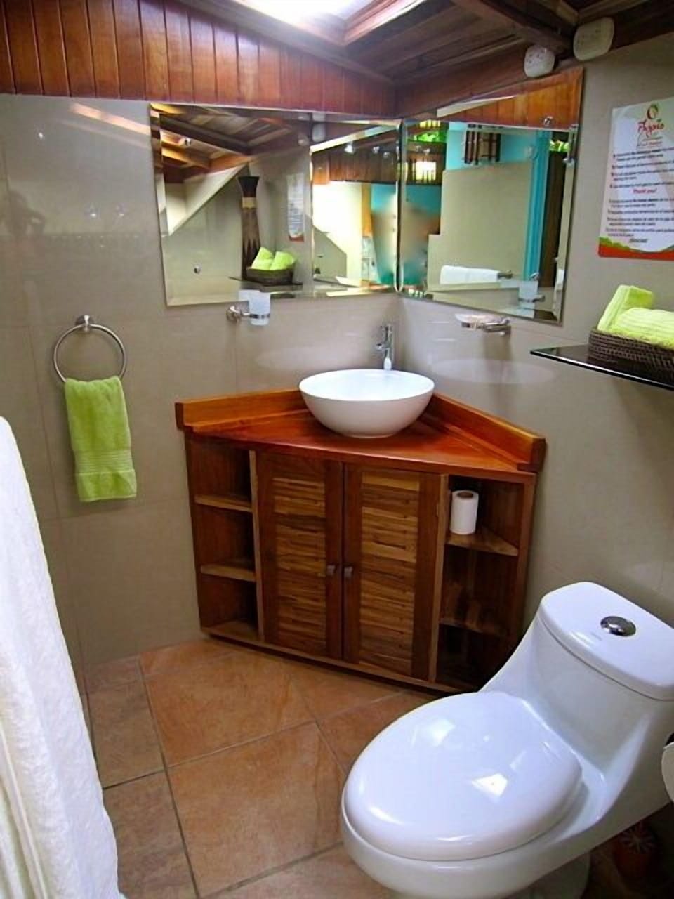 Honeymoon Bungalow, 1 Double Bed, Garden Area | Bathroom | Towels