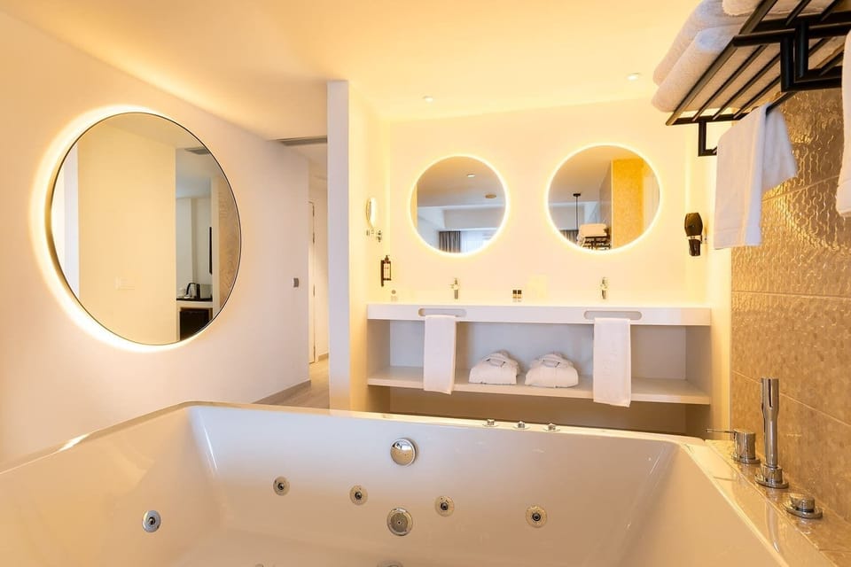 Romantic Room | Bathroom | Free toiletries, hair dryer, towels, soap