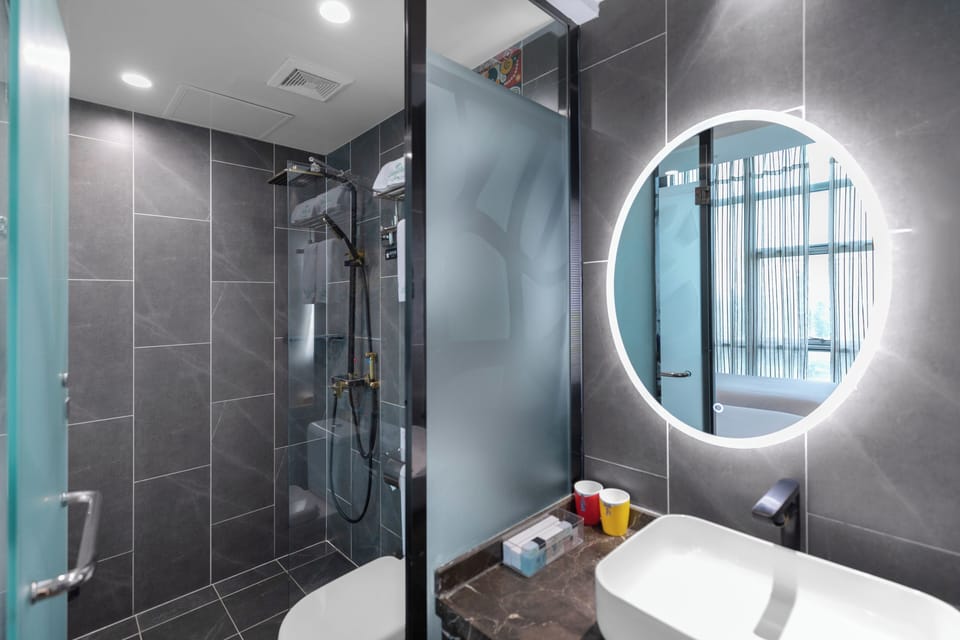 Standard Twin Room | Bathroom | Shower, rainfall showerhead, free toiletries, hair dryer