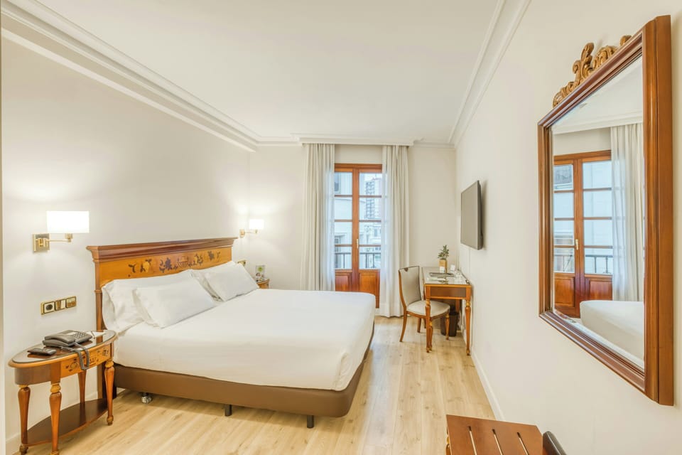 Classic Double Room | Minibar, in-room safe, desk, soundproofing