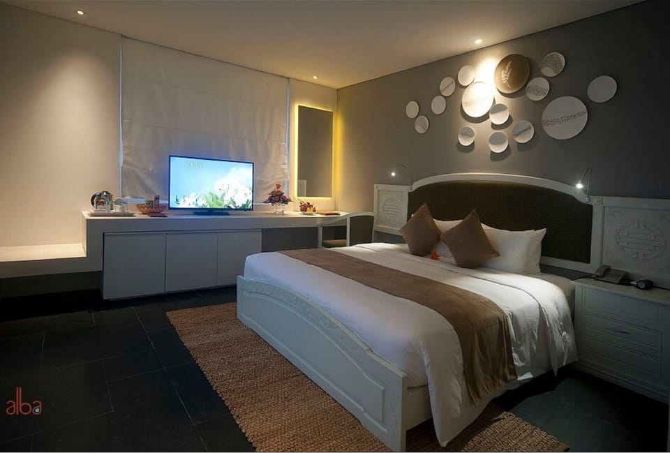 Deluxe Double or Twin Room, City View | Minibar, in-room safe, desk, soundproofing