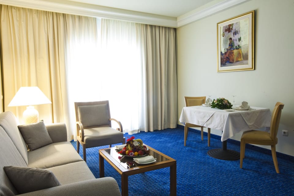 Suite | Minibar, in-room safe, iron/ironing board, bed sheets