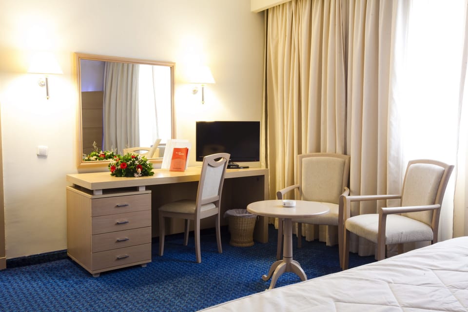 Suite | Minibar, in-room safe, iron/ironing board, bed sheets