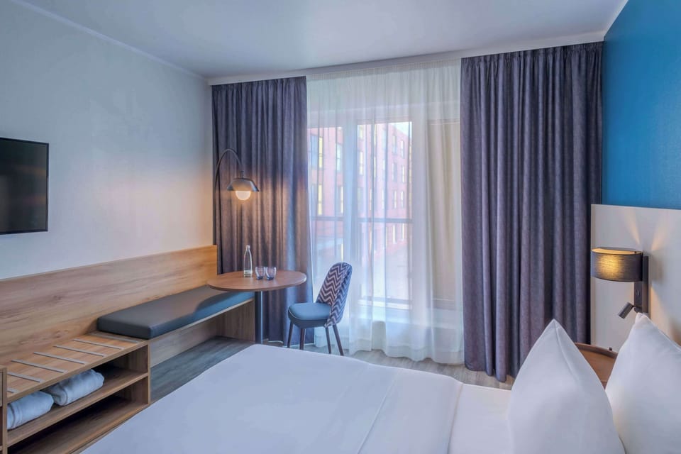Standard room | Hypo-allergenic bedding, desk, blackout drapes, iron/ironing board