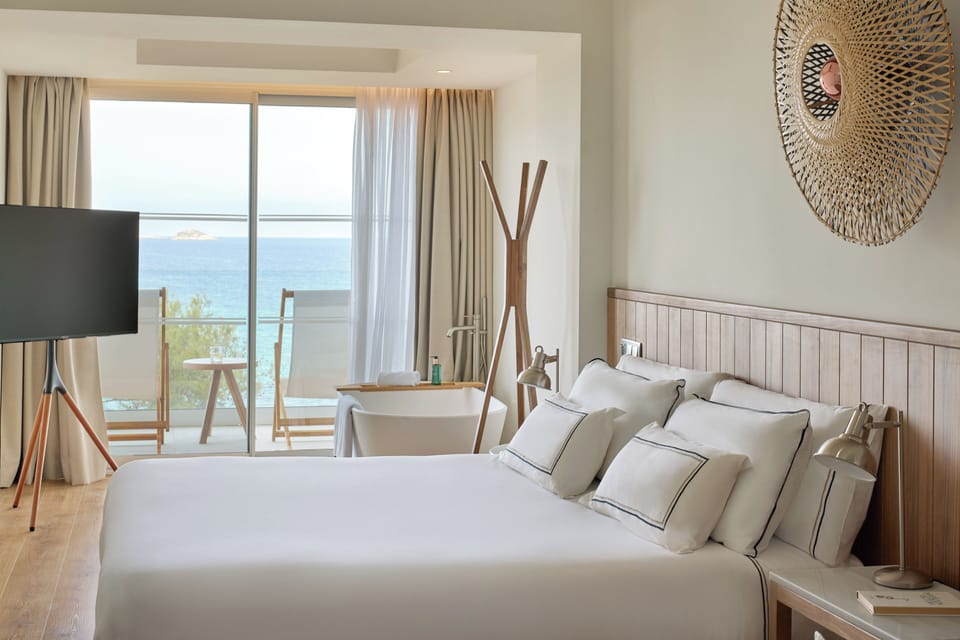 Minibar, in-room safe, desk, WiFi (free)