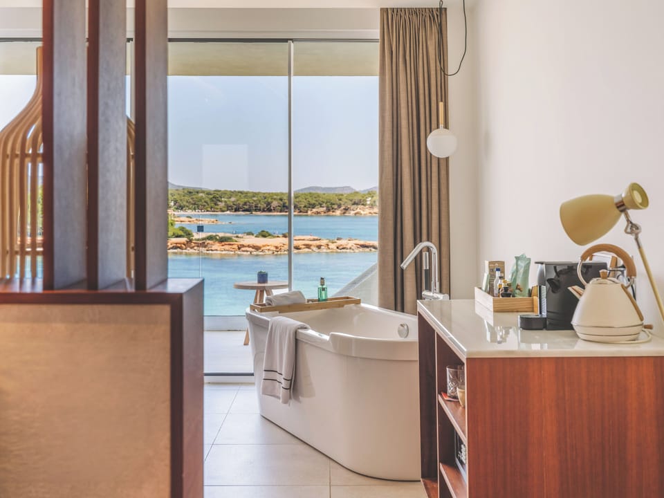 The Level Junior Suite Supreme Sea View | Bathroom | Free toiletries, hair dryer, towels, soap