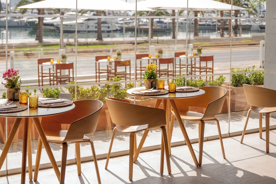 2 restaurants; breakfast and dinner served