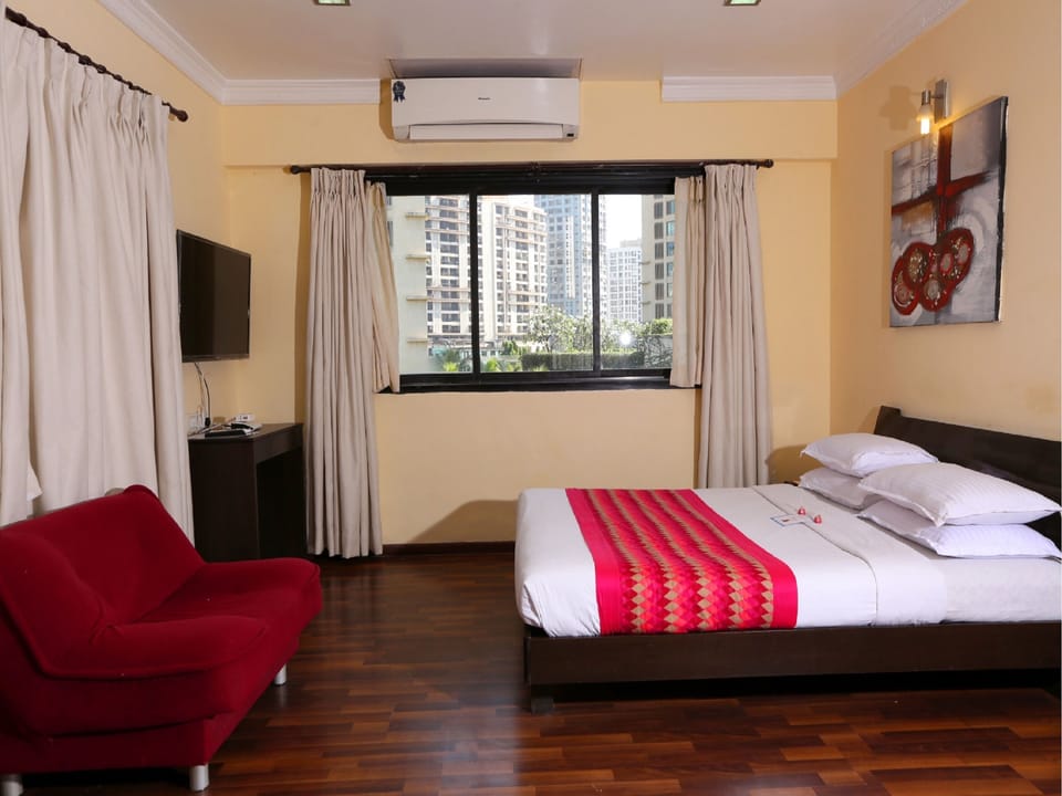 Junior Suite | Select Comfort beds, in-room safe, desk, iron/ironing board