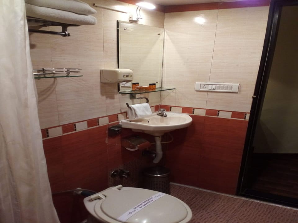 Suite | Bathroom | Shower, rainfall showerhead, designer toiletries, hair dryer