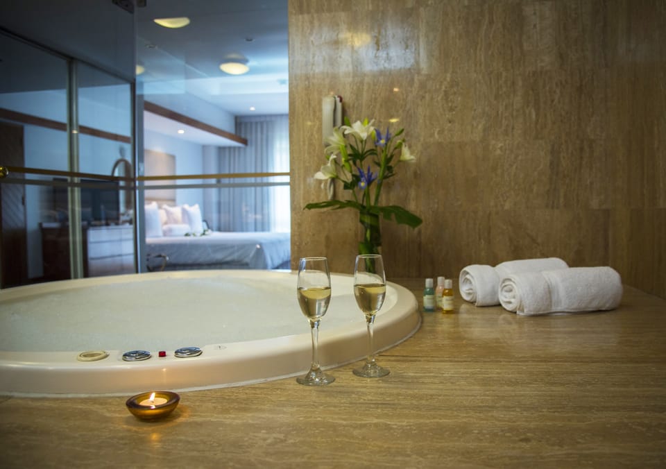 Suite | In-room safe, desk, laptop workspace, blackout drapes