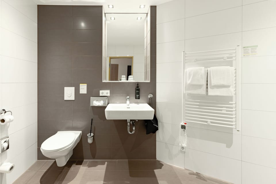 Standard Room, 1 Queen Bed | Bathroom | Shower, free toiletries, hair dryer, towels
