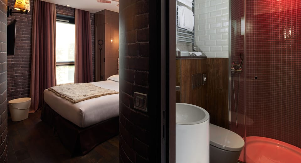 Classic Double or Twin Room | Bathroom | Rainfall showerhead, free toiletries, hair dryer, slippers