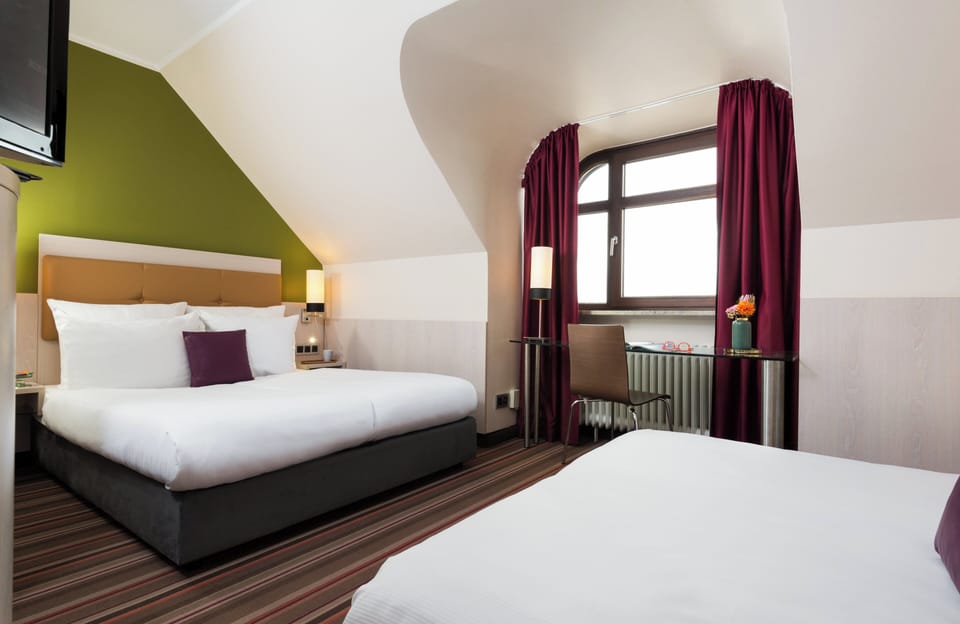 Family Quadruple Room | In-room safe, desk, WiFi (free), bed sheets