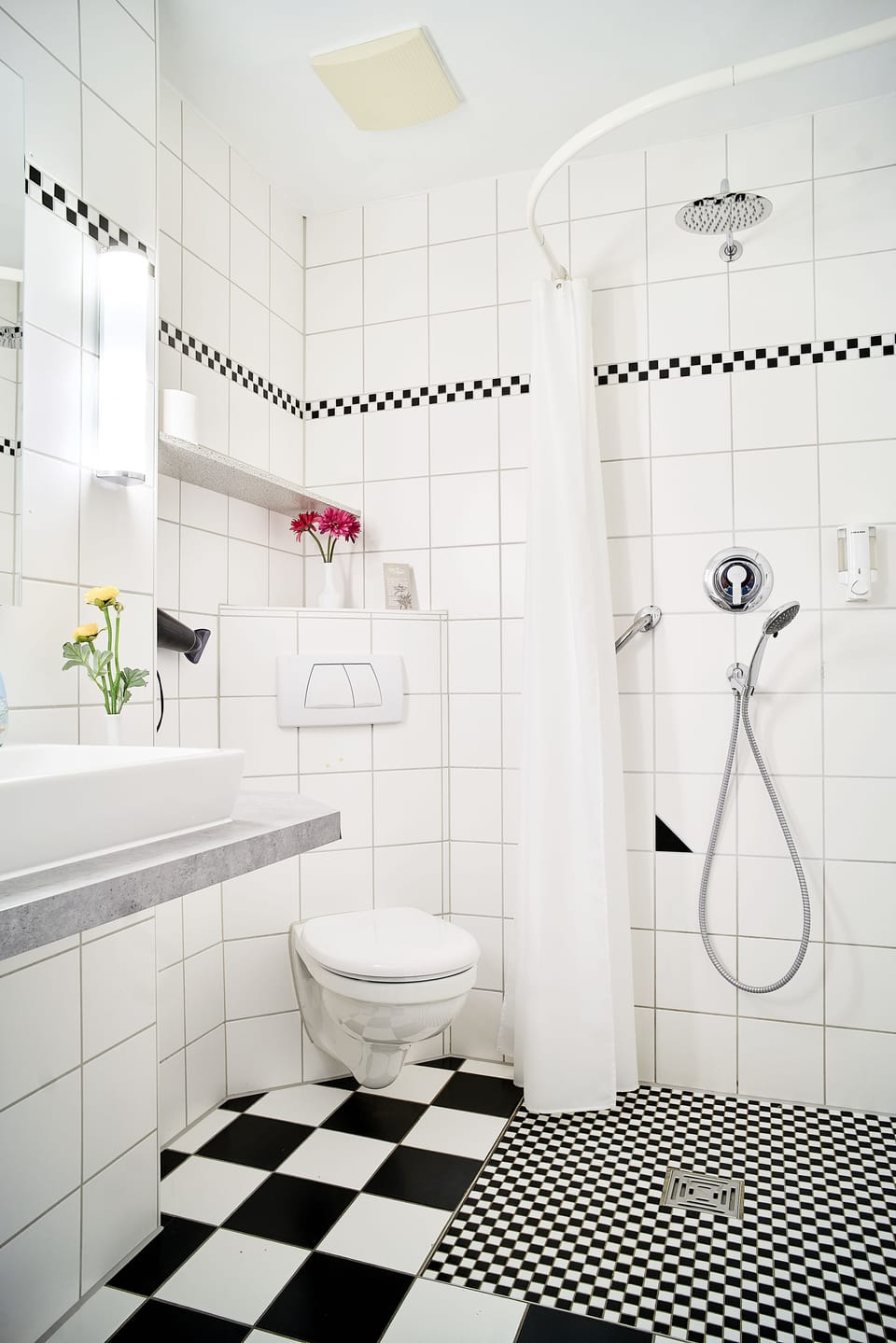 Family Room | Bathroom | Combined shower/tub, rainfall showerhead, eco-friendly toiletries