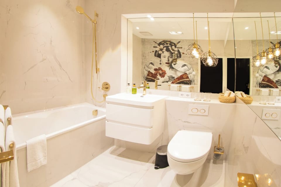 Shower, rainfall showerhead, free toiletries, hair dryer