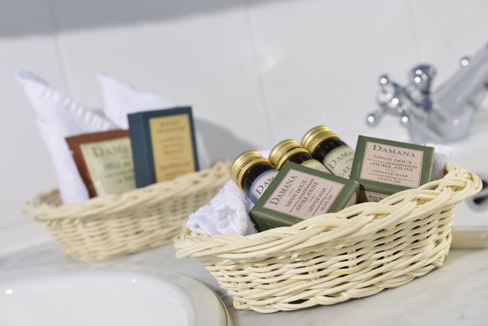 Junior Suite | Bathroom | Free toiletries, hair dryer, slippers, towels