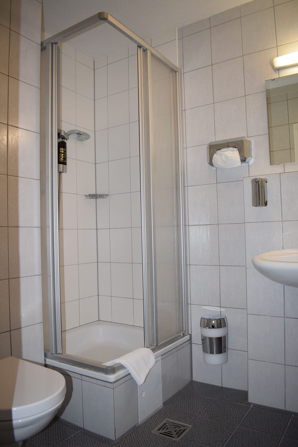 Economy Double Room | Bathroom shower