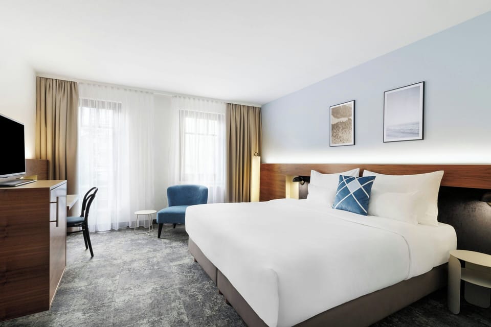 Standard Room, 1 King Bed | In-room safe, desk, iron/ironing board, free WiFi