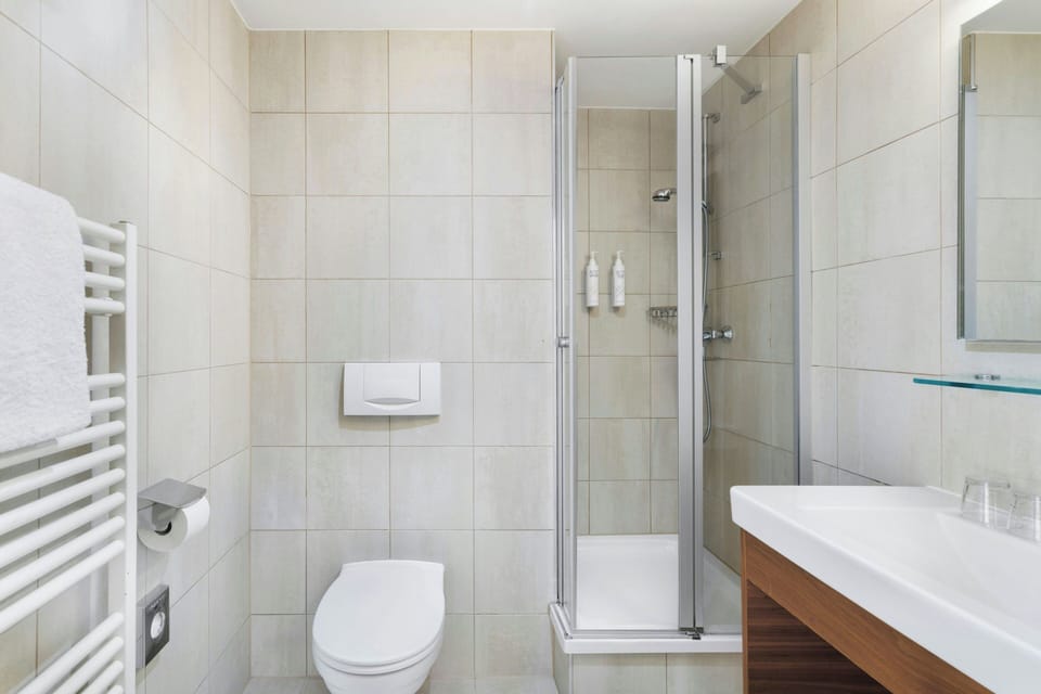 Standard Room, 1 King Bed | In-room safe, desk, iron/ironing board, free WiFi