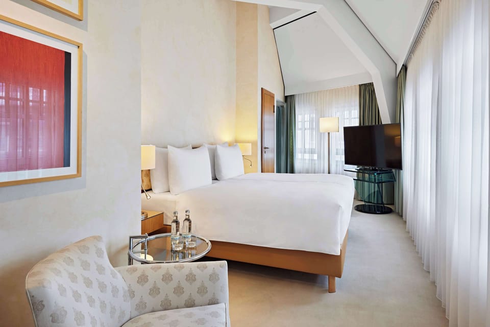 Comfort Suite | In-room safe, individually decorated, desk, soundproofing