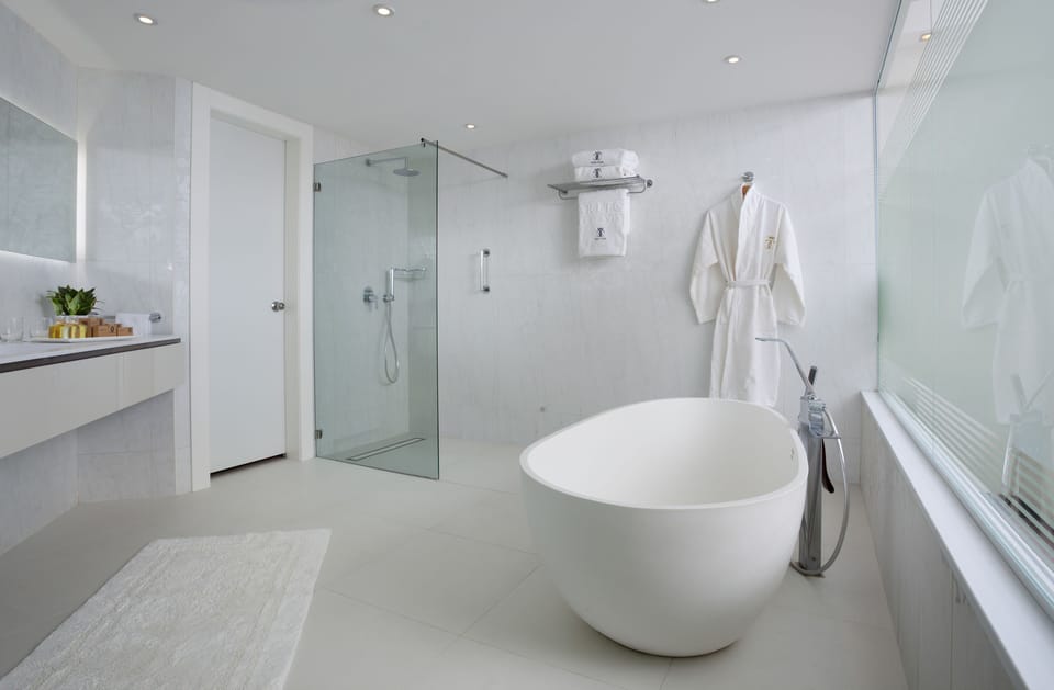 Bianco Suite with Partial Sea View | Bathroom | Shower, free toiletries, hair dryer, bathrobes