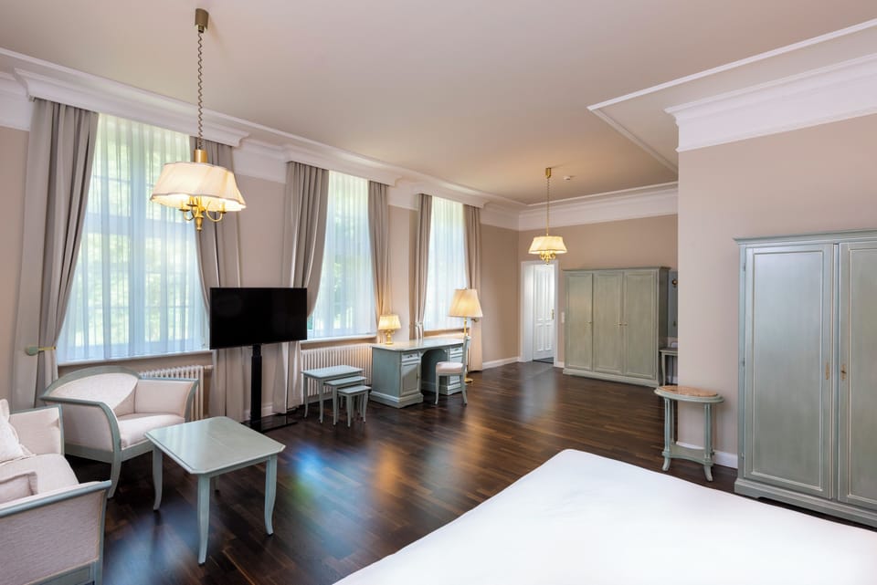 Manor Suite | Hypo-allergenic bedding available, cribs (free), WiFi (free), bed sheets
