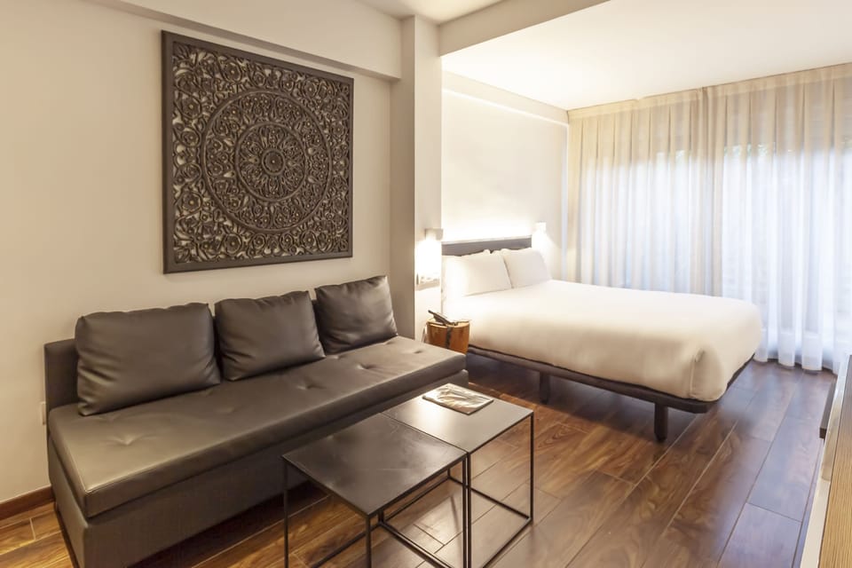 Habitación Deluxe | Premium bedding, minibar, in-room safe, individually decorated