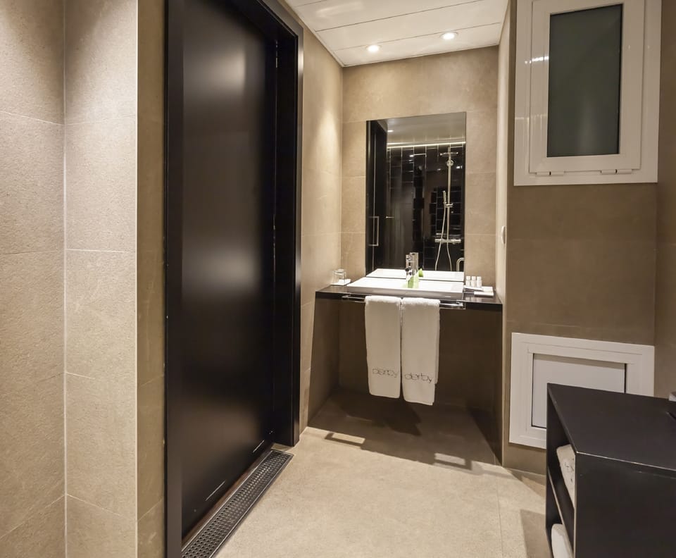 Habitación Deluxe | Bathroom | Free toiletries, hair dryer, slippers, towels