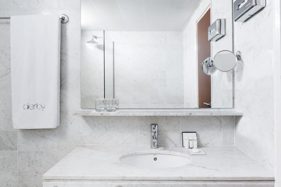 Habitación Standard Doble | Bathroom | Free toiletries, hair dryer, slippers, towels