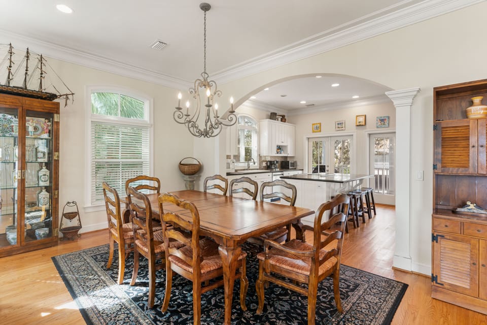 Wolfe Cottage - dining for 8  and center island seating
