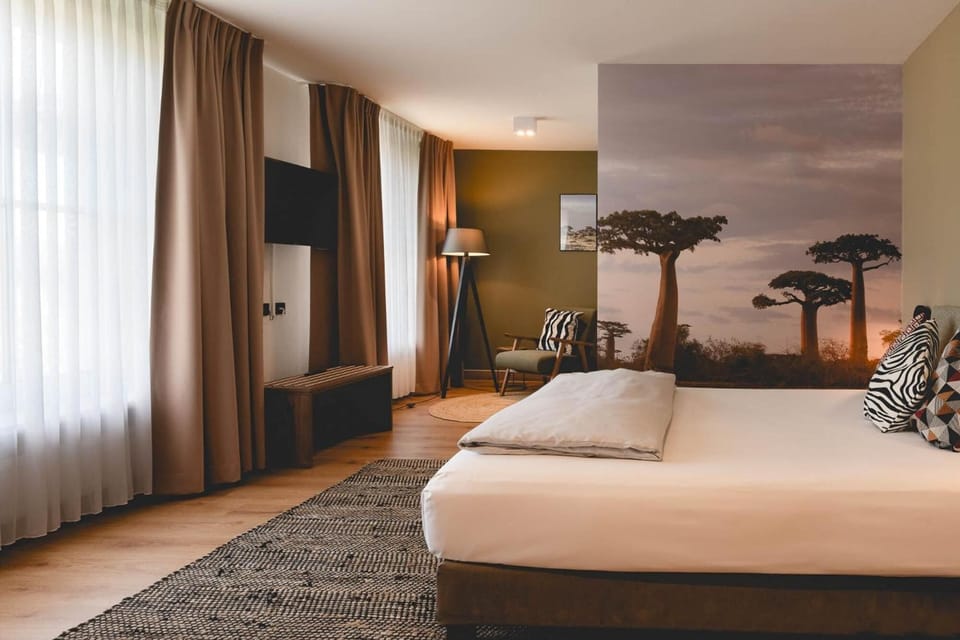 Spacious comfort double room | Hypo-allergenic bedding, individually decorated, desk, laptop workspace