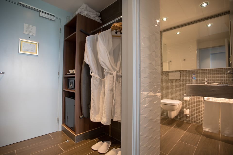 Premium bedding, in-room safe, desk, laptop workspace