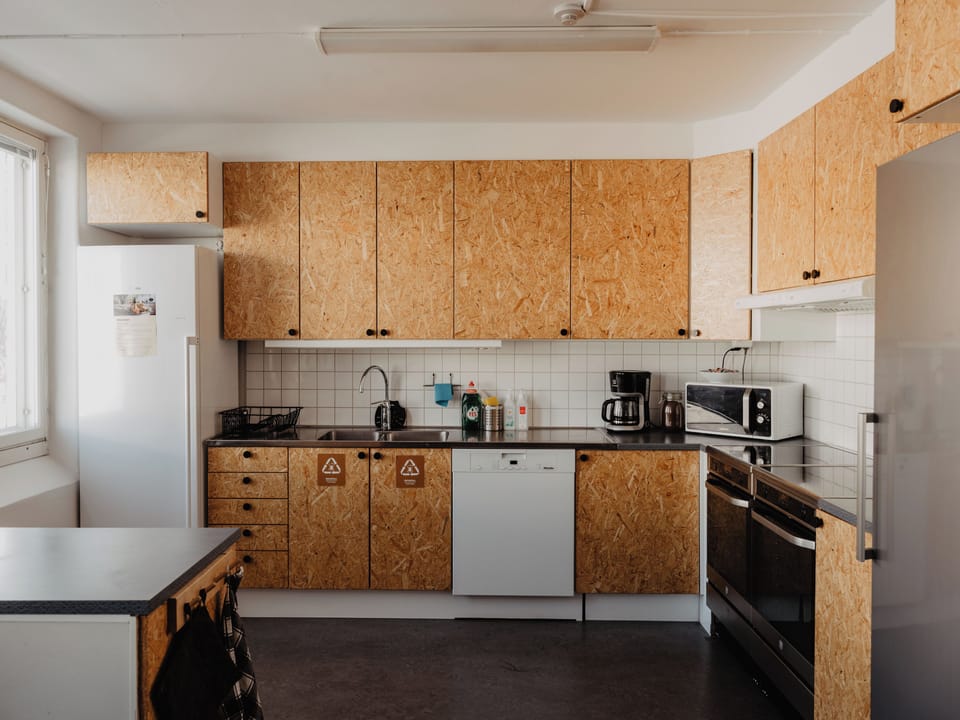 Full-size fridge, microwave, oven, stovetop