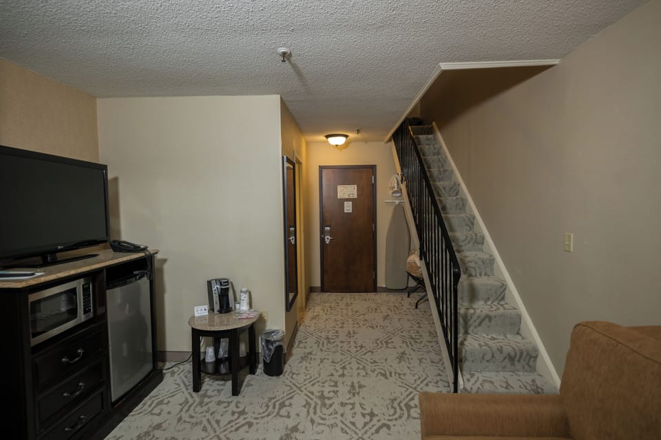 Deluxe Loft, 1 King Bed, Non Smoking | Living area | TV