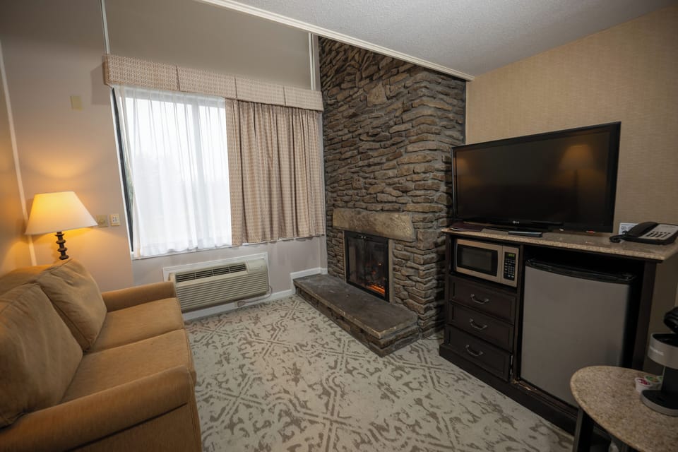 Deluxe Loft, 1 King Bed, Non Smoking | Desk, iron/ironing board, free cribs/infant beds, free WiFi