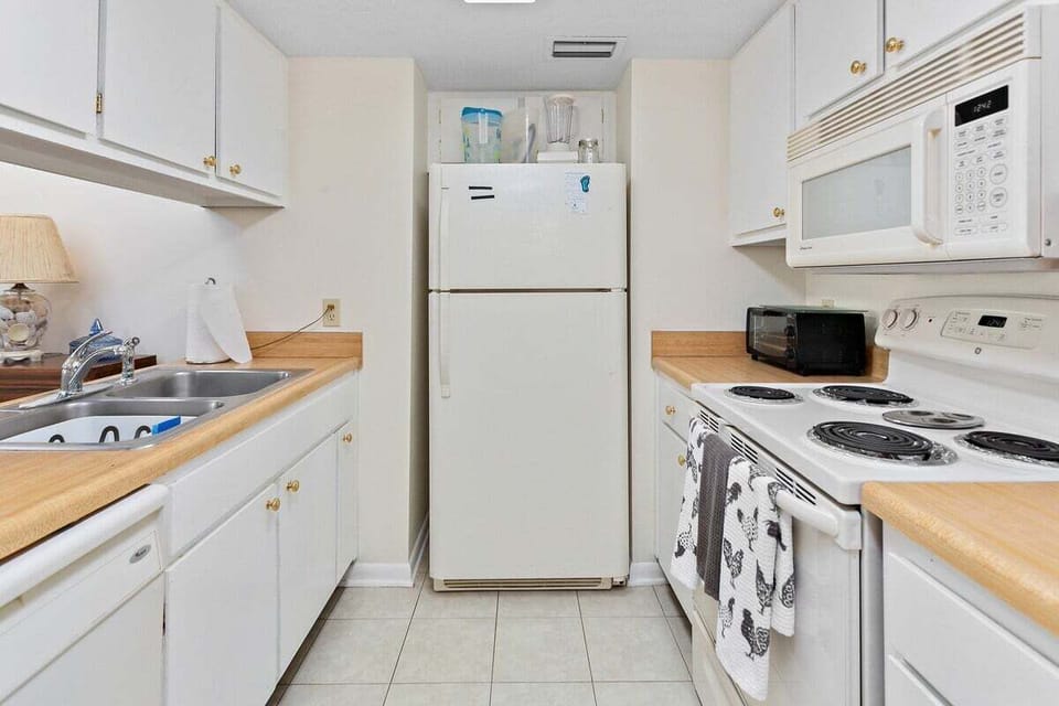 Shipwatch 210 - Kitchen with appliances