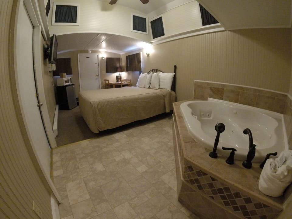 Honeymoon Caboose, 1 Queen Bed, Whirlpool Bath  | Individually decorated, individually furnished, blackout drapes