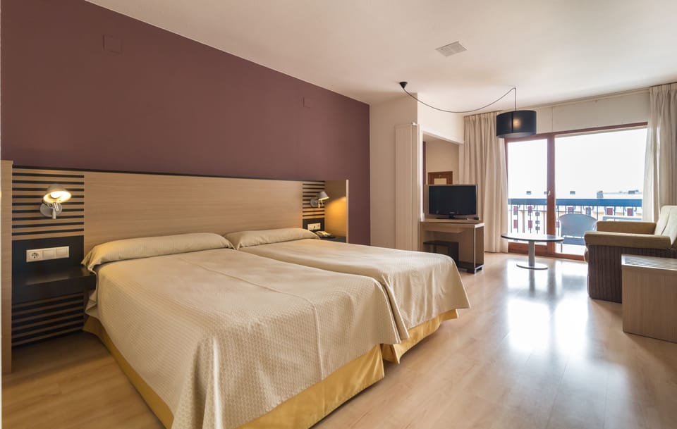 Double Room | Minibar, desk, free WiFi, bed sheets