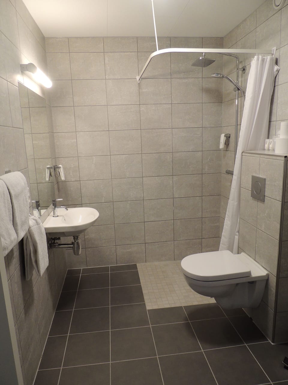 Shower, free toiletries, towels