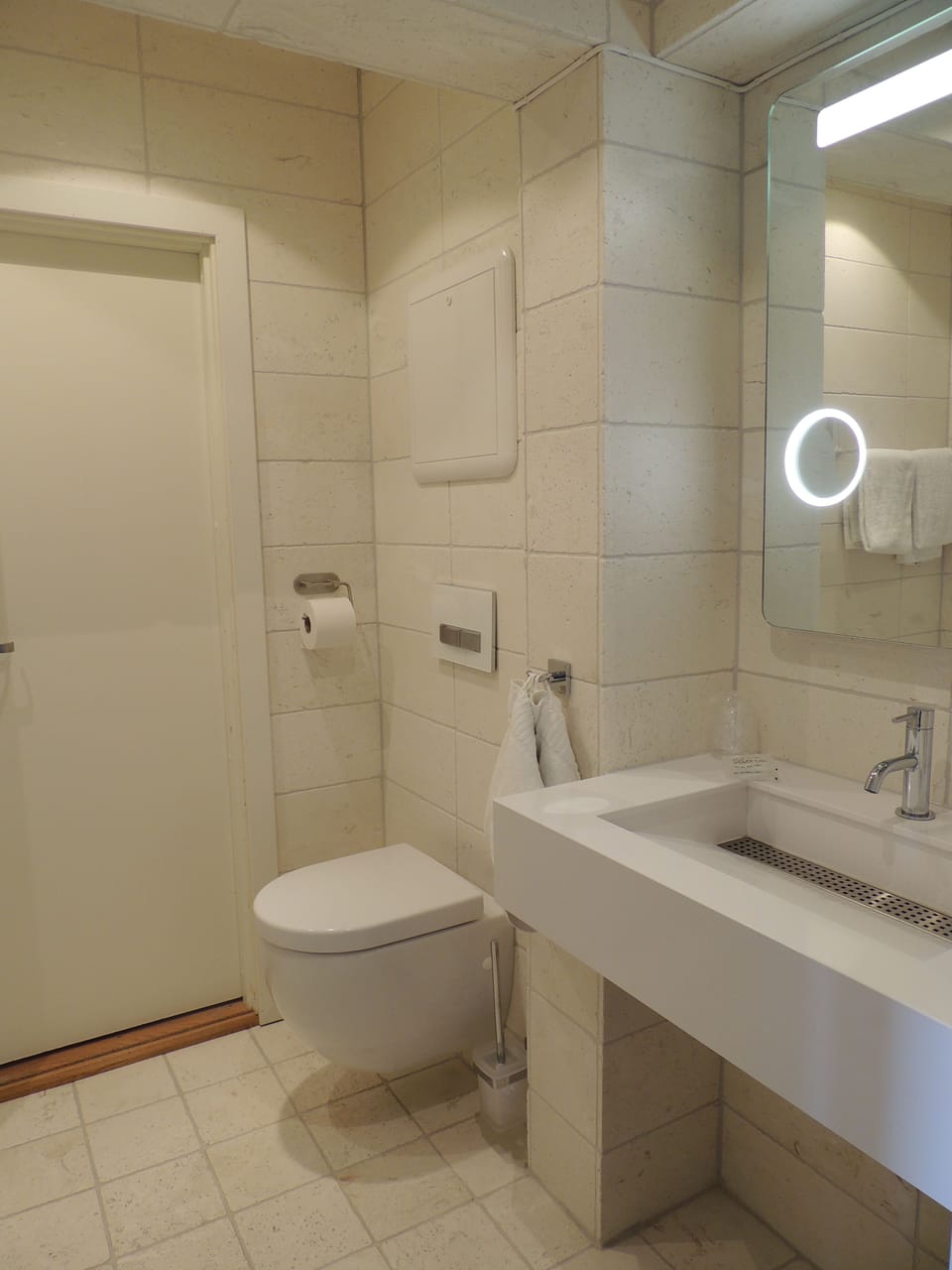 Studio Suite | Bathroom | Shower, free toiletries, towels