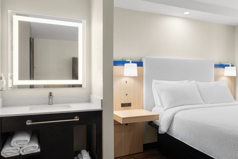 Standard Room, 1 Queen Bed | In-room safe, individually decorated, individually furnished, desk