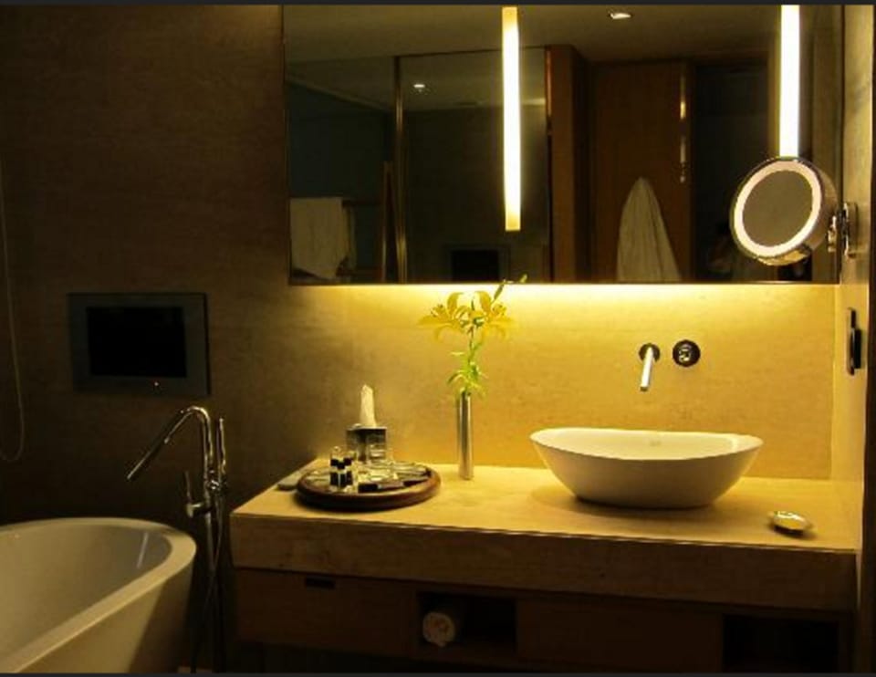 Deluxe Room Garden View | Bathroom | Shower, designer toiletries, hair dryer, slippers