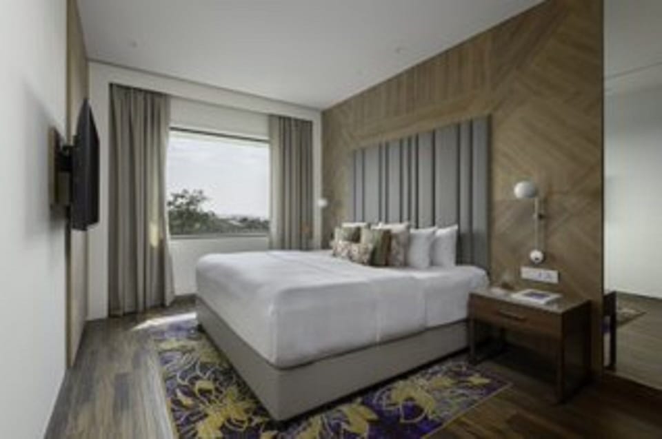 Executive Suite, 1 Bedroom, City View | Minibar, in-room safe, desk, cribs/infant beds
